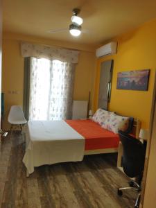 sypialnia z łóżkiem z czerwonym kocem i oknem w obiekcie View House w mieście Agria