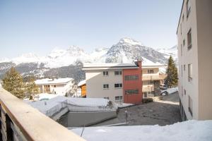 una vista dal balcone di un edificio con montagne innevate di Gentiana B2 by Arosa Holiday a Arosa