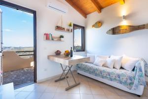 SEA VIEW HOUSE - STINTINO في بالمادولا: غرفة معيشة مع أريكة وطاولة