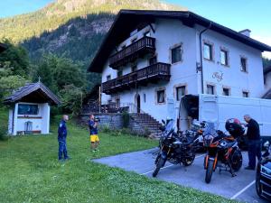 zwei Motorräder, die vor einem Gebäude geparkt sind in der Unterkunft Haus Fiegl in Oetz