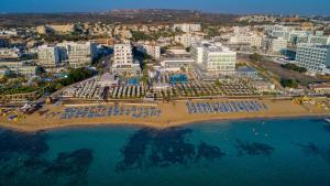 Una vista aérea de una playa con sillas y el océano. en Constantinos the Great Beach Hotel, en Protaras