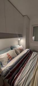 Uma cama ou camas num quarto em Apartman 21 Banja Koviljača