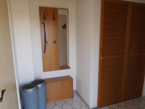 uma casa de banho com uma porta e um caixote do lixo em Harzhaus Fewo Gartenblick em Wienrode