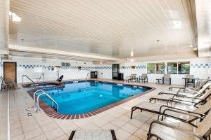 una gran piscina con sillas alrededor en Best Western Firestone Inn & Suites, en Longmont
