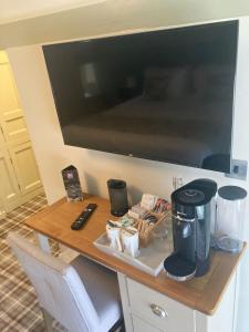
a kitchen with a tv and a coffee maker at The Old Kings Head in Boston
