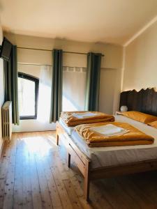 two twin beds in a room with a window at Agriturismo La Montina in Ponti Sul Mincio