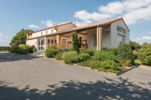 Gallery image of LOGIS H&ocirc;tel LES 3 MARCHANDS in Bressuire