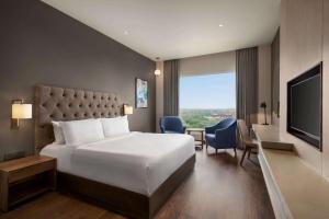 Postel nebo postele na pokoji v ubytování Wyndham Chandigarh Mohali
