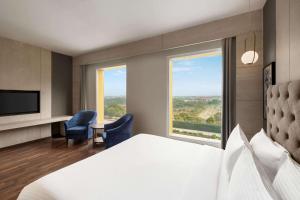 Postel nebo postele na pokoji v ubytování Wyndham Chandigarh Mohali