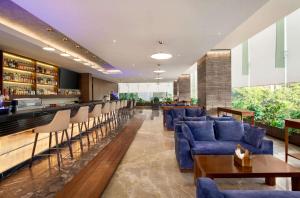 Ο χώρος του lounge ή του μπαρ στο Wyndham Chandigarh Mohali