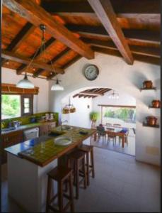 eine Küche mit einer Theke, einem Tisch und Stühlen in der Unterkunft Villa Papaz - cosy spacious sea view pool in Conil