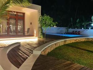 un cortile di una casa con piscina di notte di Bella Vita ad Aluthgama