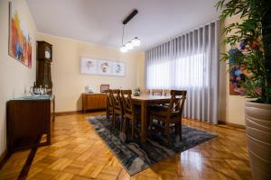Un comedor con mesa y sillas en Green House - Douro, en Peso da Régua