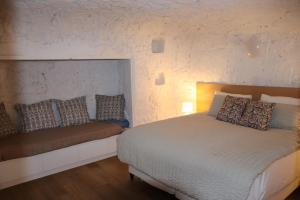 1 dormitorio con 1 cama y 1 sofá en Holly Place, en Coober Pedy