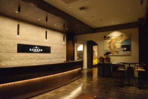 a bar in a restaurant with a table and chairs at Toriizaki Club HOTEL and SEAFOODS in Kisarazu