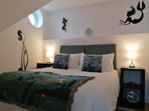 1 dormitorio con 1 cama grande y 2 lámparas en Starboard Side Brixham - Ideal seaside getaway with parking en Brixham