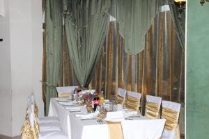 Restaurace v ubytování Hotel Royal 2 + 16 fotografií