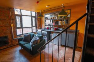 un soggiorno con sedia e una cucina di Rooms by Green Room a Leeds