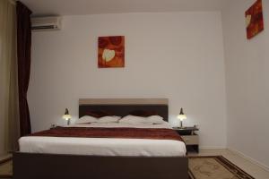 Postel nebo postele na pokoji v ubytování Hotel Royal 2