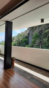 En balkon eller terrasse på Lolo Panding Inn