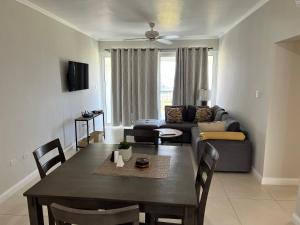 TV a/nebo společenská místnost v ubytování Ocho Rios Ocean Escape