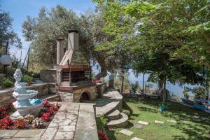 Zdjęcie z galerii obiektu Panoramic sea & mountain view villa w mieście Afissos
