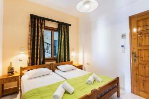 A bed or beds in a room at Michalis Litinas Apartments Még 15 kép