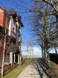 an old house on the side of a road at Le Victoria Baie de Somme in Saint-Valery-sur-Somme