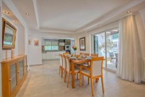 a kitchen and dining room with a table and chairs at Casa da Horta in Almancil