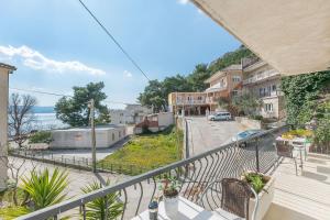 einen Balkon mit Straßenblick in der Unterkunft Apartments Clarus Mare in Duće