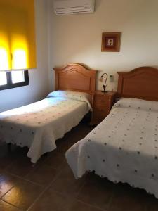 1 Schlafzimmer mit 2 Betten und einem Fenster in der Unterkunft Casa Rural las Escuelas II in El Hoyo de Pinares