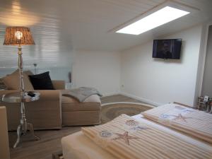 sala de estar con 2 camas y sofá en Sea View Lodge en Scharbeutz