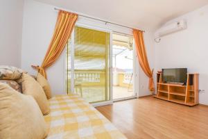 Televízia a/alebo spoločenská miestnosť v ubytovaní Apartments Dandelion
