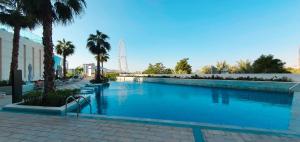 Bazén v ubytování Luton Vacation Homes - Full Sea , Eye Dubai view & Luxury 2BR Address JBR - 35AB03 nebo v jeho okolí