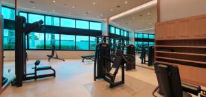 Fitness centrum a/nebo fitness zařízení v ubytování Luton Vacation Homes - Full Sea , Eye Dubai view & Luxury 2BR Address JBR - 35AB03