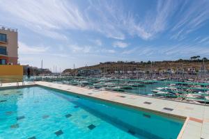 Swimmingpoolen hos eller tæt på Admirable 1 bedroom Marina view apt. Albufeira