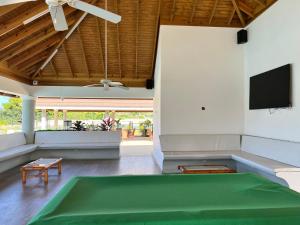 TV a/nebo společenská místnost v ubytování Ocho Rios Ocean Escape