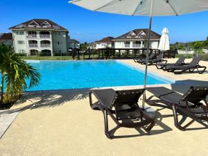 Bazén v ubytování Ocho Rios Ocean Escape nebo v jeho okolí