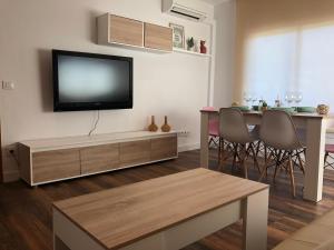 ein Wohnzimmer mit einem Flachbild-TV an der Wand in der Unterkunft AMSTERDAM 29 - Precioso apartamento para 6 personas in Roses