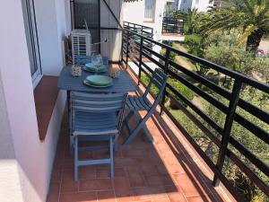 einen Tisch und Stühle auf dem Balkon eines Hauses in der Unterkunft AMSTERDAM 29 - Precioso apartamento para 6 personas in Roses