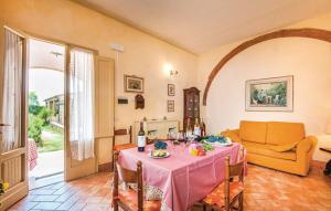 - un salon avec une table et un canapé dans l'établissement Agriturismo Fattoria Il Piano - Appartamento Stalla - San Gimignano, à San Gimignano