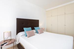 Łóżko lub łóżka w pokoju w obiekcie OLIVIA SUNSET Perfect Stay by Sunkeyrents