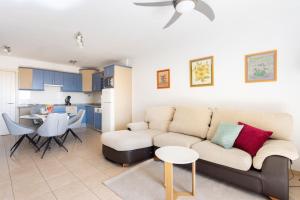 salon z kanapą i kuchnią w obiekcie OLIVIA SUNSET Perfect Stay by Sunkeyrents w mieście Puerto de Santiago