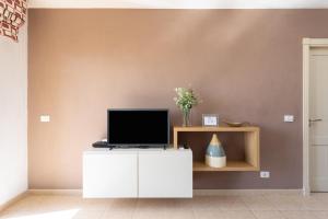 salon z telewizorem na białej szafce w obiekcie OLIVIA SUNSET Perfect Stay by Sunkeyrents w mieście Puerto de Santiago