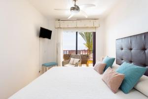 sypialnia z łóżkiem i widokiem na ocean w obiekcie OLIVIA SUNSET Perfect Stay by Sunkeyrents w mieście Puerto de Santiago +17 zdjęć