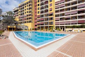 Basen w obiekcie OLIVIA SUNSET Perfect Stay by Sunkeyrents lub w pobliżu
