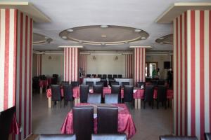 ein Festsaal mit Tischen und Stühlen in einem Raum in der Unterkunft Hotel Alexandra in Timişoara