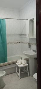 uma casa de banho com um lavatório, uma banheira e um WC. em Apartamento Chamela em O Pindo