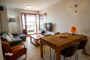 Televízia a/alebo spoločenská miestnosť v ubytovaní JAN001 Modern Spacious 2 Bedroom Apartment