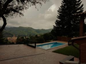 una piscina con una montaña en el fondo en El Balcó d'Espinelves, en Espinelvas